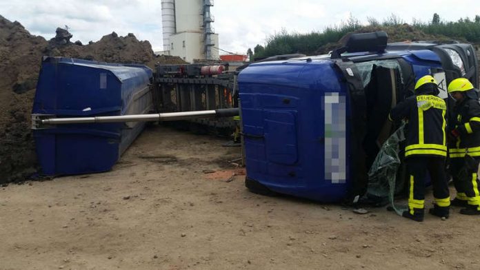 Die Feuerwehr rettete den verletzten Lkw-Fahrer (Foto: Feuerwehr Frankfurt)