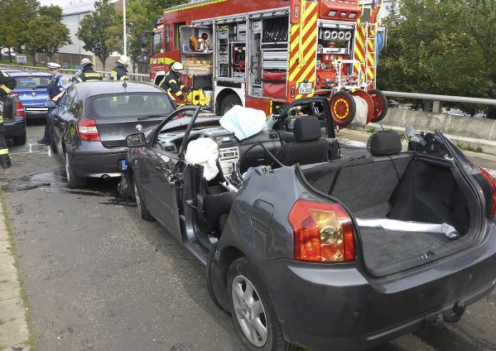 Zur schonenden Rettung der Patienten mussten Autodächer entfernt werden (Foto: Feuerwehr Mainz)