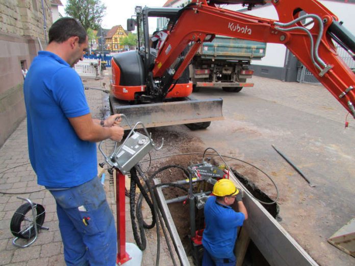 Bei den Arbeiten am Wasserleitungsnetz in Billigheim kommt das so genannte Berstlining-Verfahren zum Einsatz: Die Leitungen werden mittels einer hydraulische Zugvorrichtung eingezogen. (Foto: VG Landau-Land)