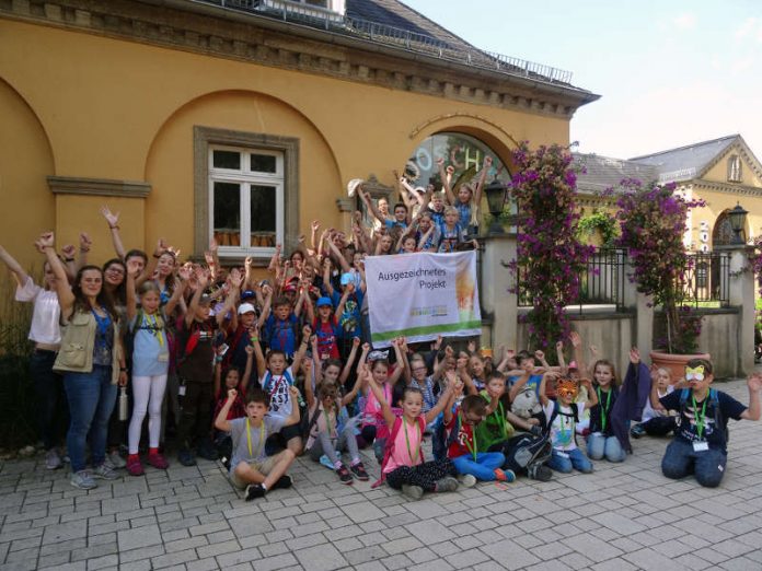 Zooschul-Kinder mit der Projekt-Flagge (Foto: Zooschule Heidelberg),