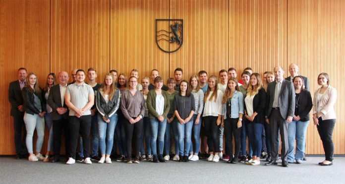 Ausbildung mit Zukunft: Im Sitzungssaal des Landratsamtes in Heidelberg be-grüßten Landrat-Stellvertreter Joachim Bauer, Dezernent Hans Werner, Haupt-und Personalamtsleiter Ulrich Bäuerlein und Joachim Geiss vom Personalrat 24 junge Menschen, die ihre Ausbildung in den unterschiedlichsten Bereichen der Landkreisverwaltung absolvieren. (Foto: Landratsamt Rhein-Neckar-Kreis)