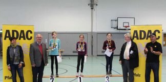 Siegerehrung der Mädchengruppe II der Jahrgänge 2006/2007: Maren Kaiser, Esthal (2. Platz), Charisa Knoll, Esthal (1. Platz), Anne Siedlaczek, Carlsberg (3. Platz). (Foto: ADAC Pfalz e.V.)