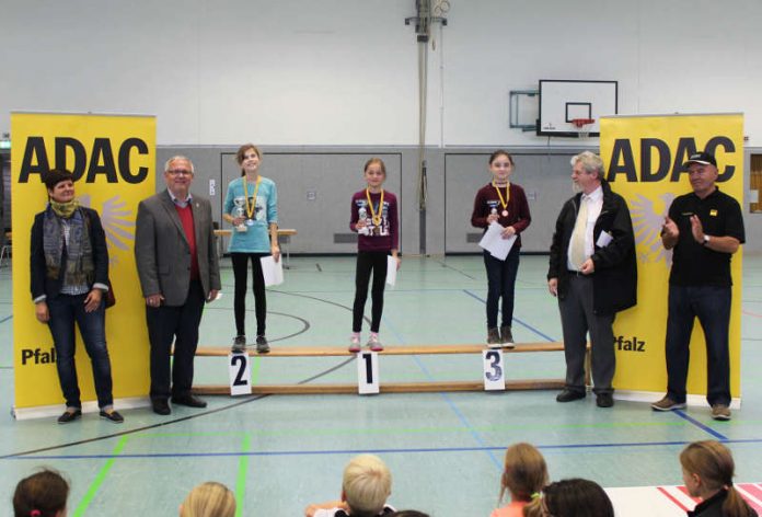 Siegerehrung der Mädchengruppe II der Jahrgänge 2006/2007: Maren Kaiser, Esthal (2. Platz), Charisa Knoll, Esthal (1. Platz), Anne Siedlaczek, Carlsberg (3. Platz). (Foto: ADAC Pfalz e.V.)