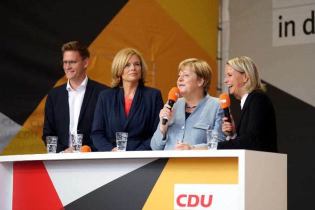 Angela Merkel am Mikrophon (Foto: Holger Knecht)