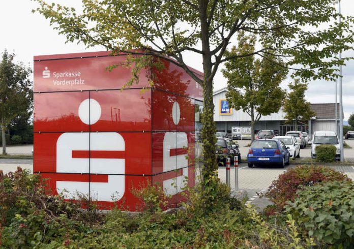 Der neue SB-Standort der Sparkasse Vorderpfalz auf dem Aldi-Gelände Am Weisenheimer Weg 3 - 5 in Fußgönheim. (Foto: Sparkasse Vorderpfalz) Der neue SB-Standort der Sparkasse Vorderpfalz auf dem Aldi-Gelände Am Weisenheimer Weg 3 - 5 in Fußgönheim. (Foto: Sparkasse Vorderpfalz)