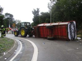 Unfallstelle im Kreisel: Traktor und umgekippter Anhänger (Foto: Polizei RLP)