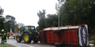Unfallstelle im Kreisel: Traktor und umgekippter Anhänger (Foto: Polizei RLP)