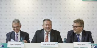 RMV-Aufsichtsrat beschließt neue Tarife: Frankfurts Oberbürgermeister Peter Feldmann, RMV-Geschäftsführer Knut Ringat und Ulrich Krebs, Landrat des Hochtaunuskreises (v.l.n.r.) (Foto: RMV)