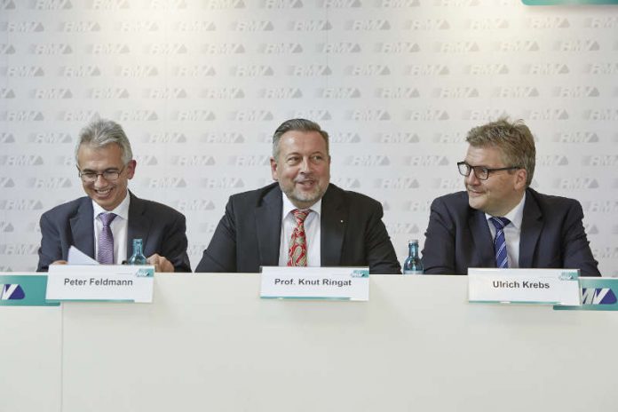 RMV-Aufsichtsrat beschließt neue Tarife: Frankfurts Oberbürgermeister Peter Feldmann, RMV-Geschäftsführer Knut Ringat und Ulrich Krebs, Landrat des Hochtaunuskreises (v.l.n.r.) (Foto: RMV)