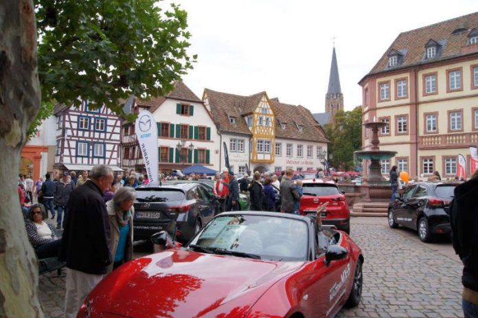 Autosalon auf dem Neustadter Marktplatz (Foto: WEG Neustadt)