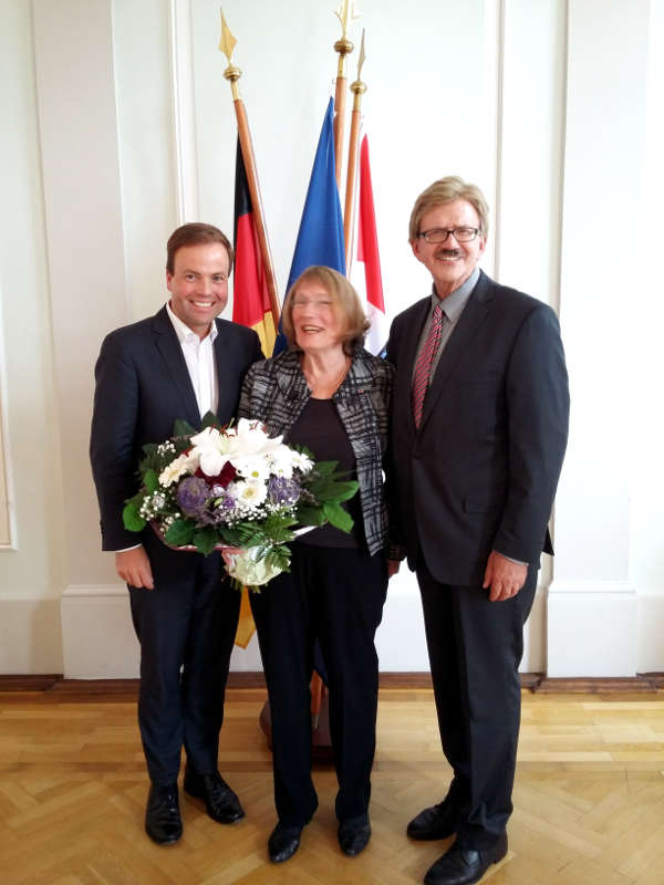 Stabwechsel bei der Europäischen Akademie Hessen. Barbara von Saary (Mitte) zwischen ihrem Nachfolger, Prof. Dr. Sven Simon (links) und dem hessischen Landesvorsitzenden der Europa-Union Thomas Mann MdEP. (Foto: Europäische Akademie Hessen)