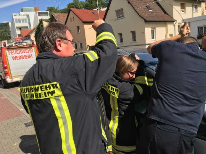 Baby im verschlossenen Fahrzeug - Die Feuerwehr hilft