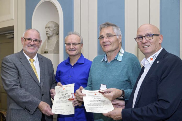 Stadtrat Werner Pfisterer (links) und Jürgen Wiesbeck (rechts), Vorsitzender des DRK-Ortsvereins Heidelberg, ehrten Arie-Michael Krüger (2. von links) und Dieter Schiedl für ihr Engagement bei der Blutspende. (Foto: Philipp Rothe)