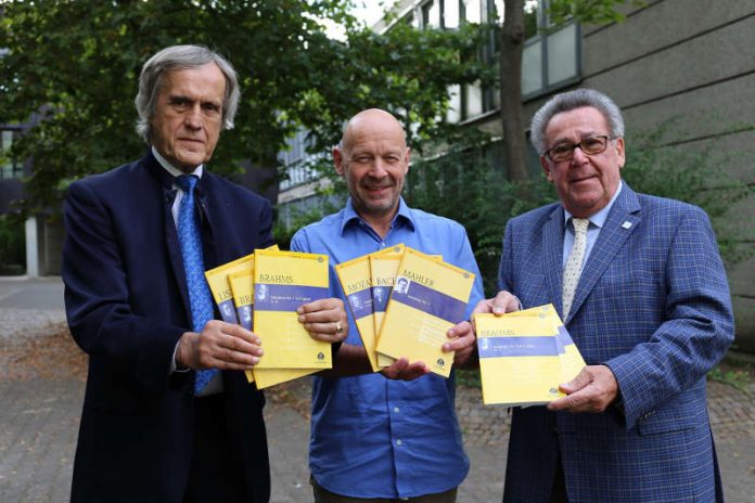 Dr. Peter Hanser-Strecker (Verlag Schott Music), Dieter Schacht (Schulleiter), Peter E. Eckes (Kulturfonds Peter E. Eckes) (Foto: Bartenbach AG) Dr. Peter Hanser-Strecker (Verlag Schott Music), Dieter Schacht (Schulleiter), Peter E. Eckes (Kulturfonds Peter E. Eckes) (Foto: Bartenbach AG)