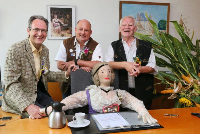 Bürgermeister Dr. Ralf Göck, Kerweamtsleiter Jochen Ungerer, s' Käthsche mit der kalten Hand, Kerweamtsleiter Werner Fuchs (Foto: Dorothea Lenhardt)