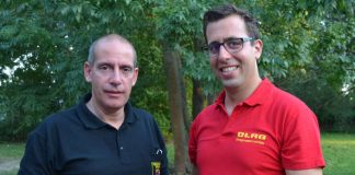 Der Landauer Stadtfeuerwehrinspekteur Dirk Hargesheimer (l.) und Simon Nichterlein, Technischer Leiter der DLRG Ortsgruppe Landau, bei der Übergabe der digitalen Funkmeldeempfänger an das DLRG. (Foto: Stadt Landau in der Pfalz)