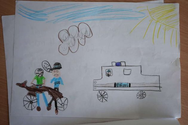 Kinder haben für die Polizei Danke-Bilder gemalt (Foto: Holger Knecht)