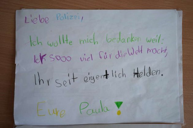 Kinder haben für die Polizei Danke-Bilder gemalt (Foto: Holger Knecht)