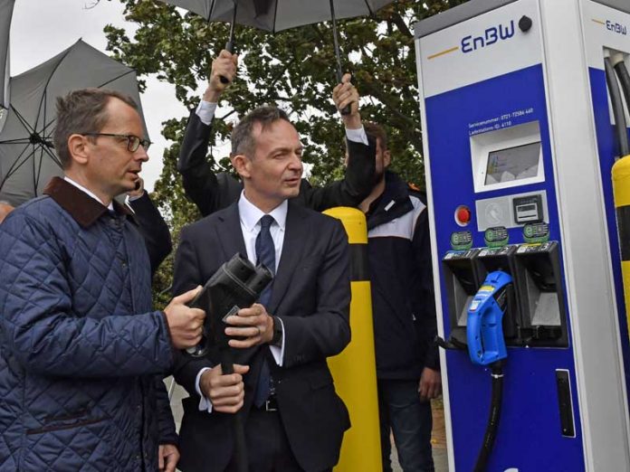 Inbetriebnahme einer E-Schnellladestation an der Autobahntankstelle in Wattenheim Peter M. Löw (l.) und Minister Volker Wissing (Foto: Helmut Dell)
