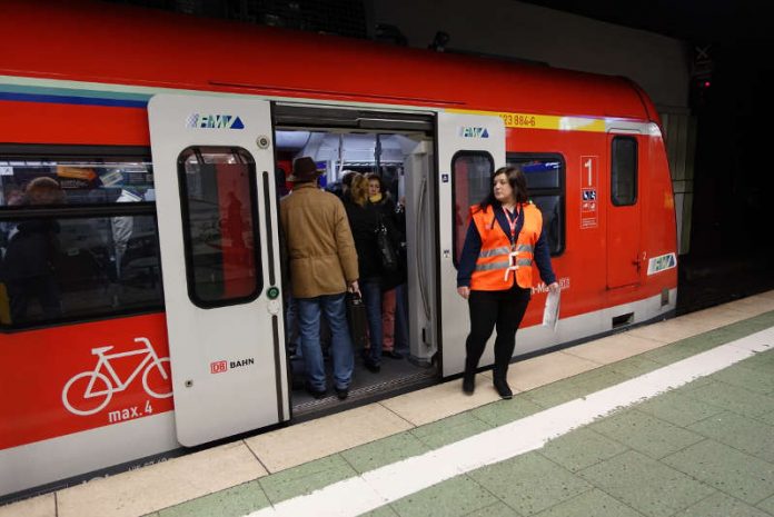 Bahn-Mitarbeiterin (Foto: Deutsche Bahn AG)