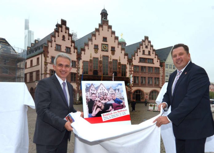 OB Peter Feldmann und SVV Stephan Siegler stellen Plakate für die Tage der offenen Tür 2017 vor (Foto: Bernd Kammerer)