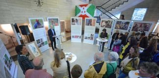 Im Rathausfoyer starteten Bürgermeister Klaus Stapf und Staatssekretärin Dr. Gisela Splett die Faire Woche mit dem Schwerpunktthema "Burundi und die Länderpartnerschaft mit Baden-Württemberg". (Foto: Bastian)