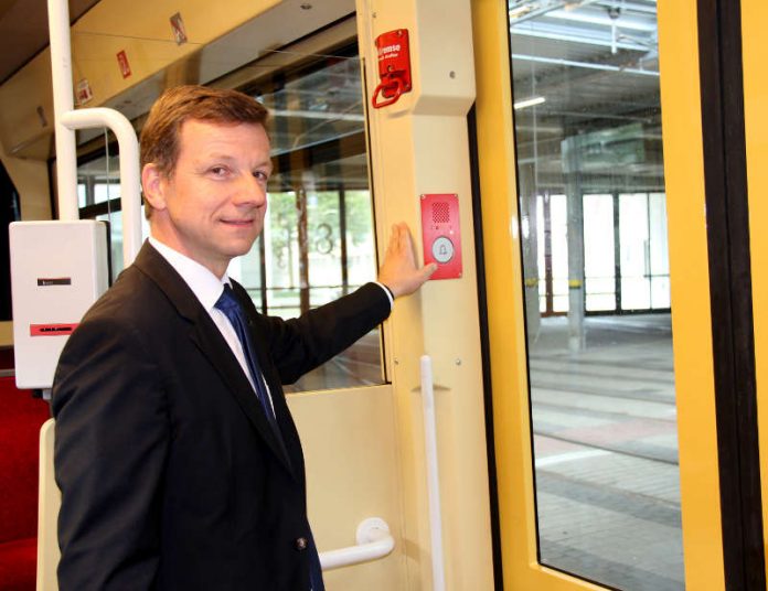 Direkter Draht zum Fahrer: In den modernisierten Zweisystem-Mittelflurfahrzeugen der AVG ermöglichen Fahrgastnotsprechstellen die Kommunikation der Passagiere mit dem Fahrer in kritischen Gefahrensituationen. Ascan Egerer, technischer Geschäftsführer der AVG, stellte die sicherheitstechnische Neuerung heute der Öffentlichkeit vor (Foto: AVG) Direkter Draht zum Fahrer: In den modernisierten Zweisystem-Mittelflurfahrzeugen der AVG ermöglichen Fahrgastnotsprechstellen die Kommunikation der Passagiere mit dem Fahrer in kritischen Gefahrensituationen. Ascan Egerer, technischer Geschäftsführer der AVG, stellte die sicherheitstechnische Neuerung heute der Öffentlichkeit vor (Foto: AVG)