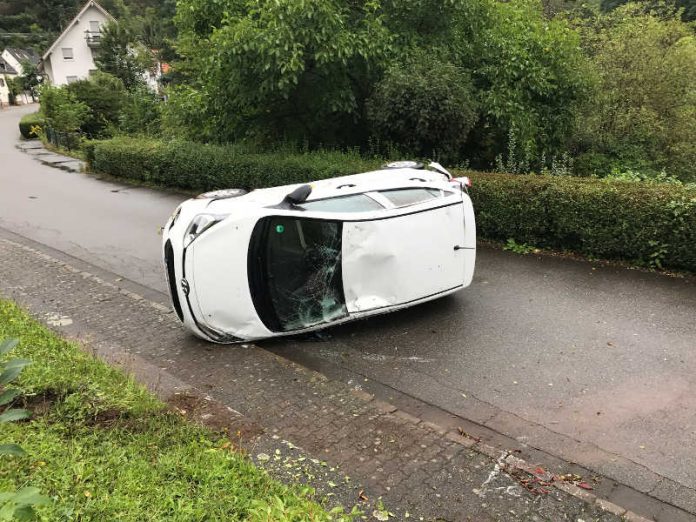 Der PKW kam auf der Seite zum Liegen. (Foto: Presseteam der Feuerwehr VG Lambrecht)