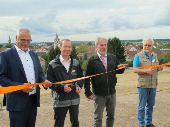 ENTEGA-Vorstand Andreas Niedermaier, Holger Klein, Technischer Geschäftsführer der ENTEGA-Tochtergesellschaft e-netz Südhessen, Bürgermeister Joachim Ruppert und der Erste Stadtrat Alois Macht eröffnen das Groß-Umstädter Neubaugebiet 