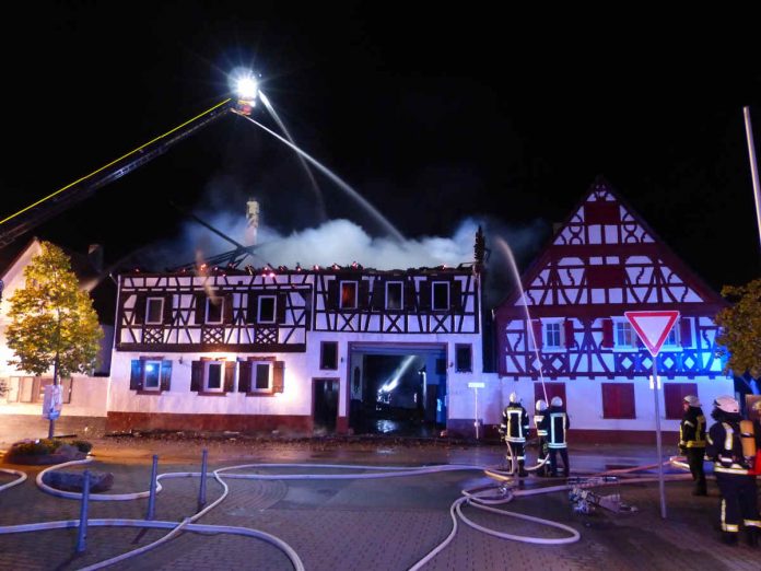 Dachstuhlbrand in Gommersheim (Foto: Feuerwehr Neustadt)