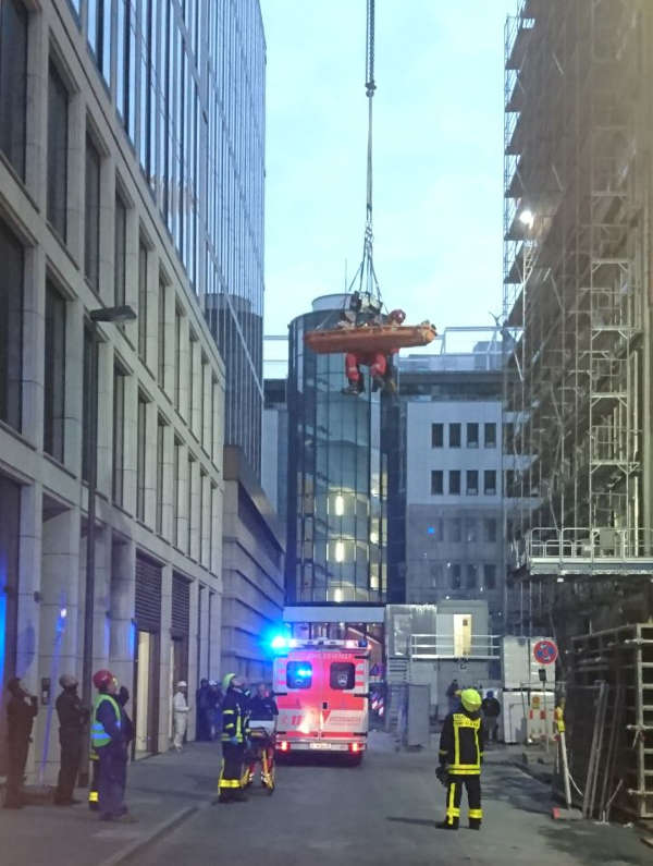 Patient mit Höhenretter (Foto: Feuerwehr Frankfurt)