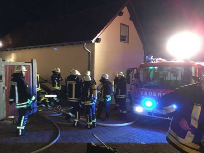 Die Feuerwehr der VG Weilerbach in Rodenbach bei der Bekämpfung eines Wohnungsbrandes