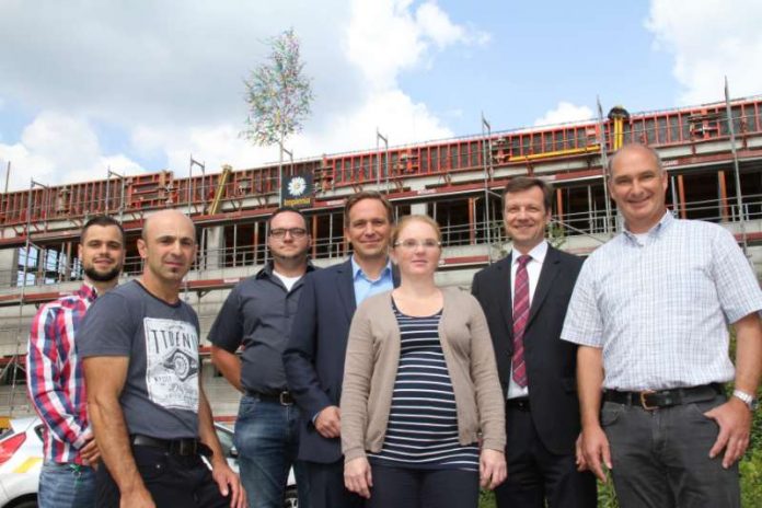 v.l.: Kevin Bittmann (Bauleitung/Projektleitung AVG), Giuliano Castiglia (Bauüberwachung VBK), Benjamin Nothacker (Bauleitung/Projektleiter VBK), Chrsitan Höglmeier (Technischer Prokurist AVG und VBK), Ines Simon (Projektleitung AVG), Ascan Egerer (Technischer Geschäftsführer AVG und VBK) und Heiko Ziegler (Abteilungsleiter Projektabwicklung AVG). (Foto: VBK) v.l.: Kevin Bittmann (Bauleitung/Projektleitung AVG), Giuliano Castiglia (Bauüberwachung VBK), Benjamin Nothacker (Bauleitung/Projektleiter VBK), Chrsitan Höglmeier (Technischer Prokurist AVG und VBK), Ines Simon (Projektleitung AVG), Ascan Egerer (Technischer Geschäftsführer AVG und VBK) und Heiko Ziegler (Abteilungsleiter Projektabwicklung AVG). (Foto: VBK)