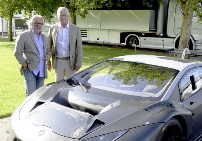Namensgeber Keke Rosberg und Teamchef Arno Zensen mit dem ersten Lamborghini des Rennstalls (Foto: ADAC Motorsport) Namensgeber Keke Rosberg und Teamchef Arno Zensen mit dem ersten Lamborghini des Rennstalls (Foto: ADAC Motorsport)