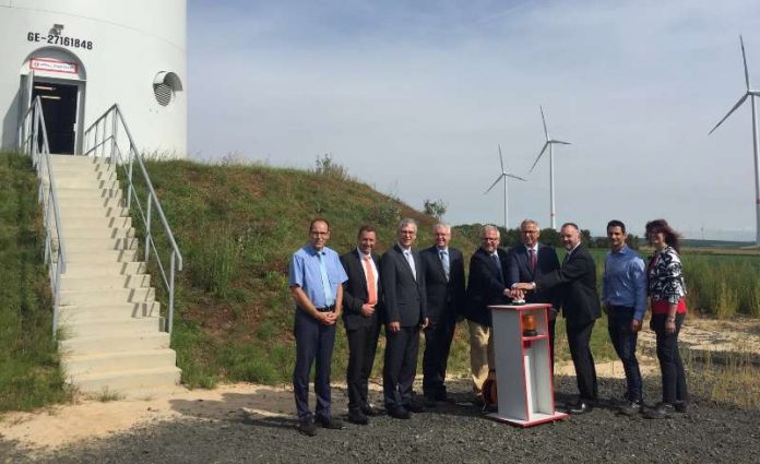 Drücken gemeinsam auf den roten „Startknopf“ von links: Werner Ott (DAL Deutsche Anlagen Leasing GmbH & Co.KG), Dr. Werner Hitschler (Vorstand Pfalzwerke), Torsten Eckhard (Sparkasse Rhein-Haardt), Thomas Distler (Vorstandsmitglied der Sparkasse Rhein-Haardt), Hans-Ulrich Ihlenfeld (Landrat), Andreas Ott (Vorstandsvorsitzender der Sparkasse Rhein-Haardt), René Chassein (Vorstand Pfalzwerke), Florian Dommel (Pfalzwerke) und Sabine Hörrmann (Pfalzwerke) (Foto: Sparkasse Rhein-Haardt) Drücken gemeinsam auf den roten „Startknopf“ von links: Werner Ott (DAL Deutsche Anlagen Leasing GmbH & Co.KG), Dr. Werner Hitschler (Vorstand Pfalzwerke), Torsten Eckhard (Sparkasse Rhein-Haardt), Thomas Distler (Vorstandsmitglied der Sparkasse Rhein-Haardt), Hans-Ulrich Ihlenfeld (Landrat), Andreas Ott (Vorstandsvorsitzender der Sparkasse Rhein-Haardt), René Chassein (Vorstand Pfalzwerke), Florian Dommel (Pfalzwerke) und Sabine Hörrmann (Pfalzwerke) (Foto: Sparkasse Rhein-Haardt)
