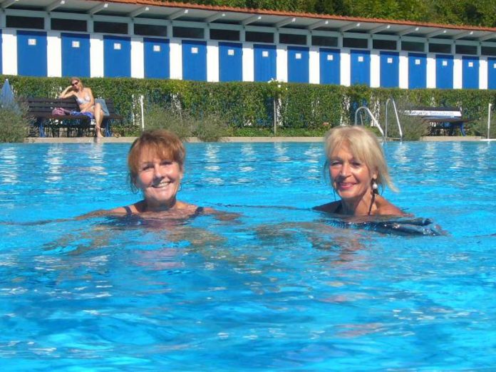 Diese beiden Stammgäste des Schriesheimer Waldschwimmbads freuen sich auf das Fest (Foto: Hannes Blank)