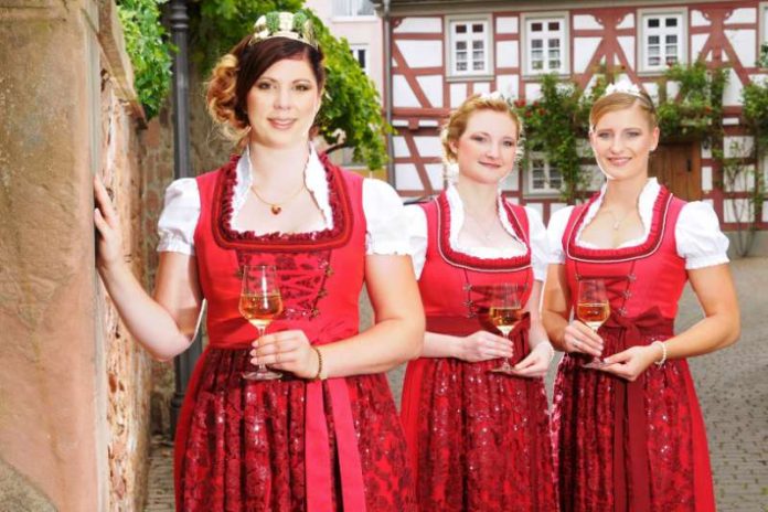 Königin Mélissa Hamerlik - Prinzessin Jana Petermann - Prinzessin Johanna Müller (Foto: KR3ATIV - Werbeatelier, André Schösser) Königin Mélissa Hamerlik - Prinzessin Jana Petermann - Prinzessin Johanna Müller (Foto: KR3ATIV - Werbeatelier, André Schösser)