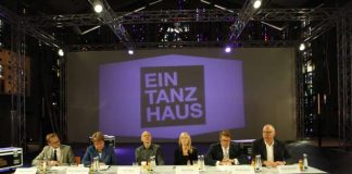 Pressekonferenz 15.09.2017 – Dennis Baranski (Moderation), Marion Caspers-Merk (Geschäftsführerin von Lotto Baden-Württemberg), Éric Trottier (Künstlerische Leitung EinTanzHaus), Daria Holme (Künstlerische Leitung EinTanzHaus), Michael Grötsch (Kulturbürgermeister der Stadt Mannheim), Ralph Hartmann (Dekan der Evangelischen Kirche in Mannheim) (Foto: Fulbert Hauk)