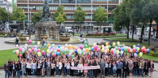 Heute (01.09.2017) wurden 150 neue Auszubildende und Studierende bei der Stadt Mannheim begrüßt. An bunte Luftballons geknüpft, stiegen die Wünsche der Azubis in den Mannheimer Himmel. (Quelle: Stadt Mannheim. Bild: Maria Schumann)