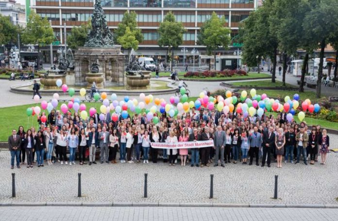 Heute (01.09.2017) wurden 150 neue Auszubildende und Studierende bei der Stadt Mannheim begrüßt. An bunte Luftballons geknüpft, stiegen die Wünsche der Azubis in den Mannheimer Himmel. (Quelle: Stadt Mannheim. Bild: Maria Schumann)