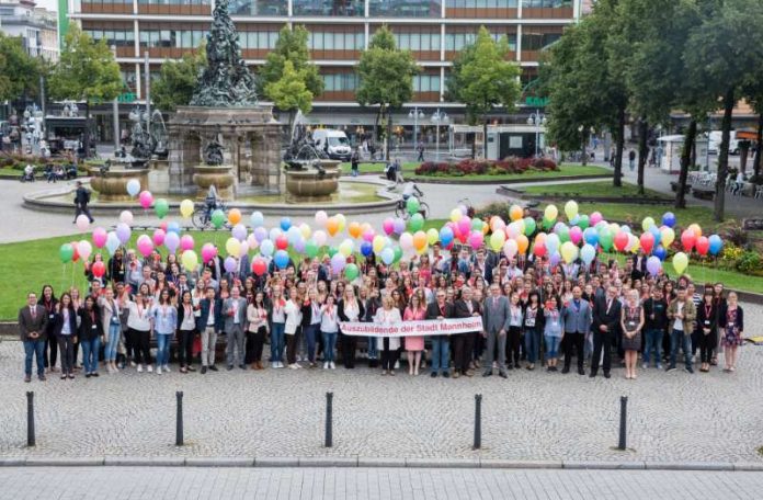 Heute (01.09.2017) wurden 150 neue Auszubildende und Studierende bei der Stadt Mannheim begrüßt. An bunte Luftballons geknüpft, stiegen die Wünsche der Azubis in den Mannheimer Himmel. (Quelle: Stadt Mannheim. Bild: Maria Schumann) Heute (01.09.2017) wurden 150 neue Auszubildende und Studierende bei der Stadt Mannheim begrüßt. An bunte Luftballons geknüpft, stiegen die Wünsche der Azubis in den Mannheimer Himmel. (Quelle: Stadt Mannheim. Bild: Maria Schumann)