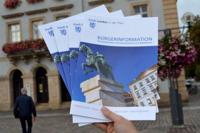 Moderner Look, umfassende Infos: Die Stadt Landau hat ihre Bürgerinformationsbroschüre neu aufgelegt. (Foto: Stadt Landau in der Pfalz) Moderner Look, umfassende Infos: Die Stadt Landau hat ihre Bürgerinformationsbroschüre neu aufgelegt. (Foto: Stadt Landau in der Pfalz)