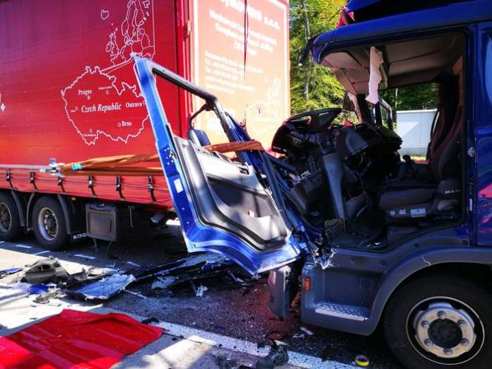 Aus diesem Führerhaus musste der Fahrer verletzt geborgen werden Aus diesem Führerhaus musste der Fahrer verletzt geborgen werden