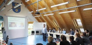 Die Teilnehmerinnen und Teilnehmer mit der Referentin Manuela Borella beim Azubi Seminar „Nase vorn dank guter Umgangsformen“ im Rathaus in Contwig. (Foto: Mario Moschel)