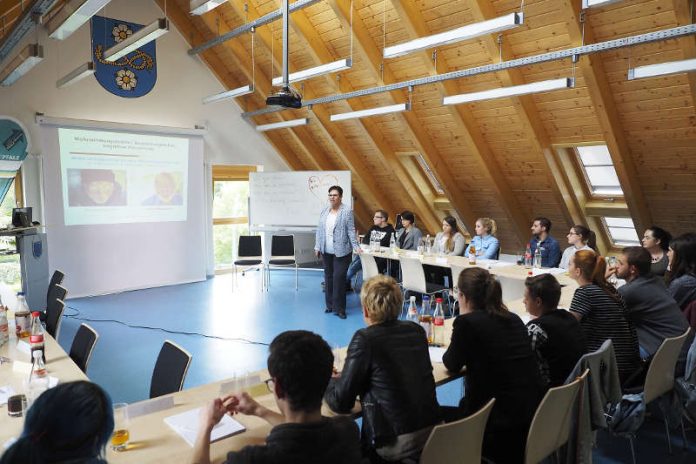 Die Teilnehmerinnen und Teilnehmer mit der Referentin Manuela Borella beim Azubi Seminar „Nase vorn dank guter Umgangsformen“ im Rathaus in Contwig. (Foto: Mario Moschel)