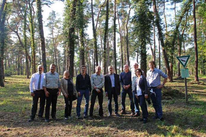 v.l.: Bürgermeister Georg Kletti (Gemeinde Sandhausen), Forstbezirksleiter Sebastian Eick, Leitende Regierungsdirektorin Dr. Luise Murmann-Kristen (RP Karlsruhe), Dr. Jost Armbruster (RP Karlsruhe), Revierförster Achim Freund, Michael Schirok (Gemeinde Sandhausen), Armin Jendrysik (NABU Rhein-Neckar Odenwald), Günter Wiedemann, Maria Romero Martin (Stadt Heidelberg) Hanspeter Rausch (Büro für ökologische Planungen und Gutachten) (Foto: Christina Wilhelm, Gemeinde Sandhausen)