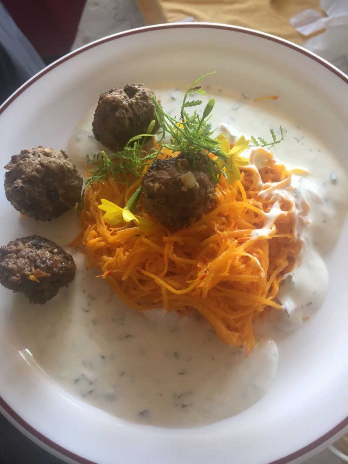 Lammbällchen mit Kreuzkümmel auf Kürbissalat und Limette1 Lammbällchen mit Kreuzkümmel auf Kürbissalat