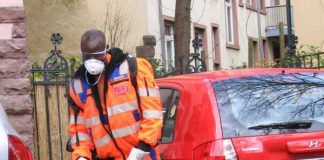 Laubentsorgung der FES mit Elektrolaubblaeser (Foto: FES)