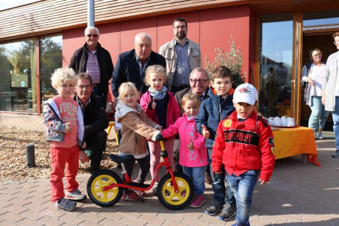 Landrat Ernst Walter Görisch (r.) und Ralph Schellenberger (Mitte) überreichten Laufräder an 23 Kindertagesstätten im Landkreis Alzey-Worms. Mit dabei (v.l.) Siegbert Mees, Hans-Ludwig Kilian und Axel Baro. (Foto: Simone Stier)