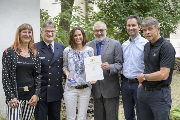 Gemeinsamer Dank an die Lebensretterin Dr. Jutta Schreckenberger (3.v.l.): Ursula Krauß (v.l.), die im gekenterten Ruderboot saß, Peter Fischer, Leiter der Wasserschutzpolizei Heidelberg, Bürgermeister Wolfgang Erichson, Alexander Walter, 2. Vorsitzender der Deutschen Lebens-Rettungs-Gesellschaft (DLRG), Stadtgruppe Heidelberg, und der aus der Not gerettete Volker Hinz. (Foto: Philipp Rothe)